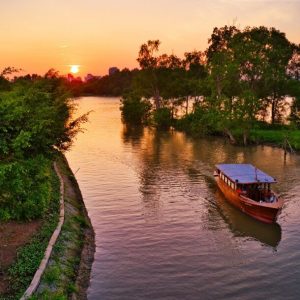 (Private) Sunset Boat Trip on the River (Snack included)